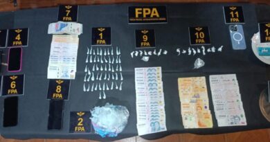desbarataron un punto de venta de drogas y hay tres detenidos