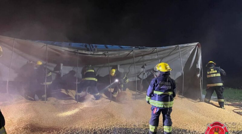 Otro accidente más en la ruta 66: volcó un camión y derramó su carga sobre la calzada